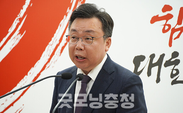 충남도 김영명 환경산림국장은 23일 지천댐 여론조사와 관련 “정확한 행정구역 내 주소를 기준으로 마을별로 고르게 일정 수 이상의 유의미한 면접결과를 확보한 뒤 결과를 도출한 것”이라며 “높은 신뢰성을 갖춘 결과”라고 말했다. (사진=굿모닝충청 이종현 기자)