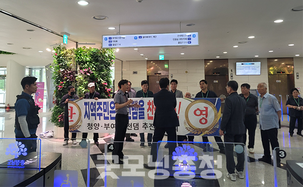 한편 찬성 측은 도청 1층에서 현수막을 들고 항의했다. 다행히 반대 측과 충돌은 발생하지 않았다. (사진=굿모닝충청 이종현 기자)