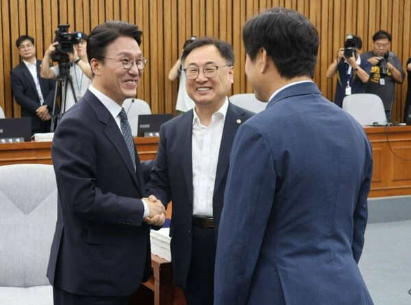 김민석 국무총리 후보자와 이광희 국회의원이 24일, 국회 인사청문회가 시작되기 전에 인사를 나누고 있다.  황명선 국회의원도 보인다.(사진:본인 페이스북/굿모니충청 이동우 기자)