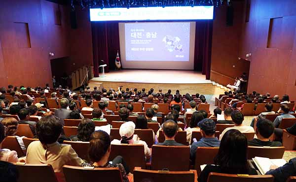 최 군수는 그러면서 설명회 전 주요 내빈과 대화를 나눈 사실을 언급한 뒤 “제 입장도 분명히 말씀드렸는데 전반적으로 잘 준비되고 있는 것으로 알고 있다. 잠시 뒤 질의응답 순서도 있겠지만 행정통합에 대해 궁금하신 점을 기탄없이 말씀해달라”고 당부했다. (사진=굿모닝충청 이종현 기자)