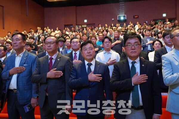 한편 이날 현장에는 최재구 군수를 비롯해 고승희 충남연구원 사회통합연구실장, 대전·충남 행정통합민관협의체 최진혁 기획분과위원장, 소통분과위원장인 충남도의회 양경모 의원(국민·천안1), 방한일 의원(국민·예산1), 방한일 의원(국민·예산2), 이경진 공주대 명예교수, 오윤석 군 행복마을지원센터장, 예산군의회 장순관 의장, 주민 등이 참석했다. (사진=굿모닝충청 이종현 기자)