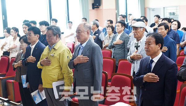 가세로 군수는 또 "우리 아이들이 떠나지 않아도 되는 지역, 청년들이 돌아오고 일상에 활력이 넘치는 지역으로 거듭나는 중요한 기반이 되는 것"이라고 강조했다. (정책토론회에 참석한 주요 인사들이 국민의례를 하고 있다)