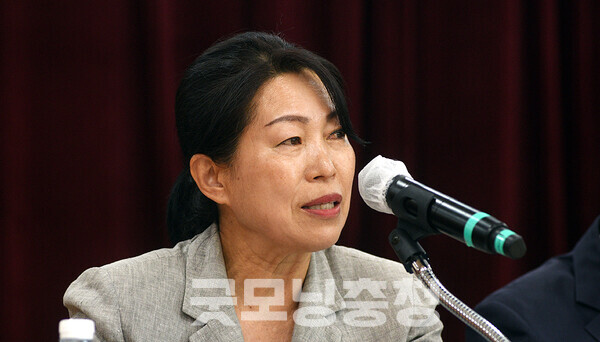 먼저 양은숙 이원면 내2리 이장은 “만대항에 어촌뉴딜사업으로 회센터를 짓고 운영하고 있다. 그러나 유동 인구가 없다. 이렇게 한산해도 되나 싶을 정도”라며 “바로 앞 (서산) 대산을 바라보면, 다리만 놓아지면 이곳이 오지마을은 아닐 텐데 하며 한숨이 나온다”고 토로했다.