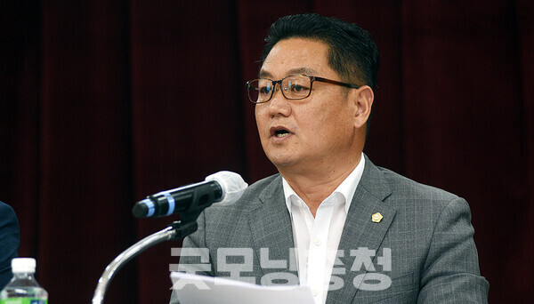 태안군의회(의장 전재옥) 김영인 의원은 "6만여 군민의 숙원인 가로림만 해상교량 건설은 주민의 생명과 재산을 보호하고 의료와 관광, 복지 등을 위한 기반을 마련하는 중요한 사업"이라며 "(동시에) 소멸위기에 처한 태안을 회생시킬 수 있는 핵심 프로젝트이기도 하다"고 말했다.