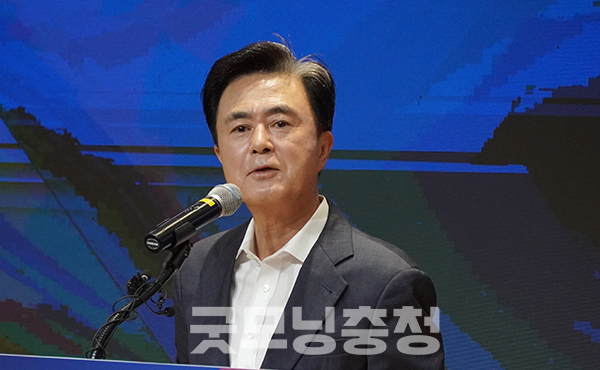 김태흠 충남지사는 30일 수도권 공공기관 이전과 관련 “경제 관료 등이 비효율적이라며 반대하는 상황에서 윤석열 대통령도 머뭇거렸다. 그런 상황 속에서 충남과 대전만 먼저하기로 했다”면서서 “그런 와중에 비상계엄으로 다음 정부로 넘어온 것이 아쉽다”고 말했다. (사진=굿모닝충청 이종현 기자)