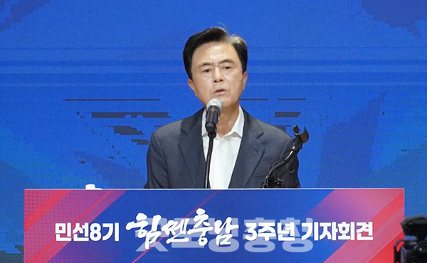 김태흠 충남지사는 30일 “현재는 여러 통로를 통해 잘못된 부분을 바로잡겠다는 방향으로 최선을 다할 것”이라면서 “다만 여의치 않으면 좌시하지 않겠다”고 말했다. (사진=굿모닝충청 이종현 기자)