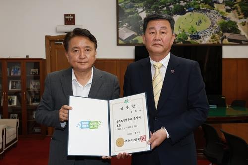 김영환 충북지사(좌)와 김용수 전 충북도립대 총장(우)의 모습.(사진=연합뉴스)