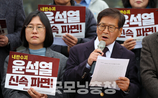 지난 3월 윤석열 전 대통령 파면을 요구하는 충남대 민주동문회 구성원들과 양해림 철학과 교수의 모습. (대전시의회 기자단 제공/굿모닝충청 신성재 기자)