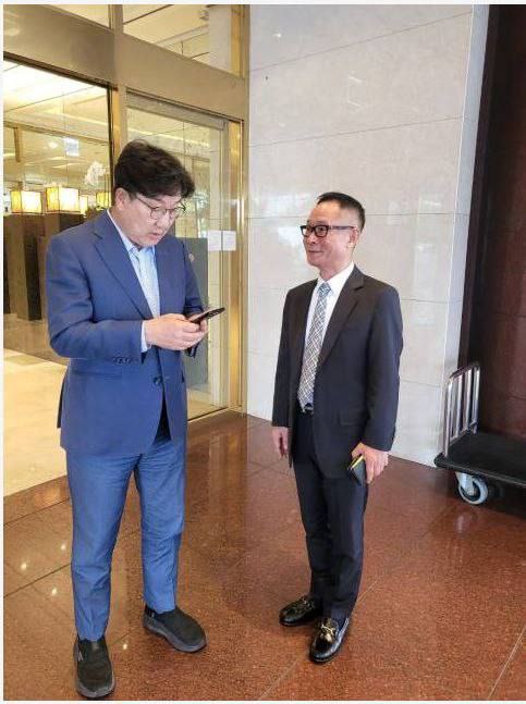 국민의힘 권성동 의원(왼쪽)과 KH그룹 부회장 조아무개 씨가 서울 송파구 잠실 롯데호텔에서 만난 모습. 2025.6.30. 시민언론 뉴탐사 보도 갈무리
