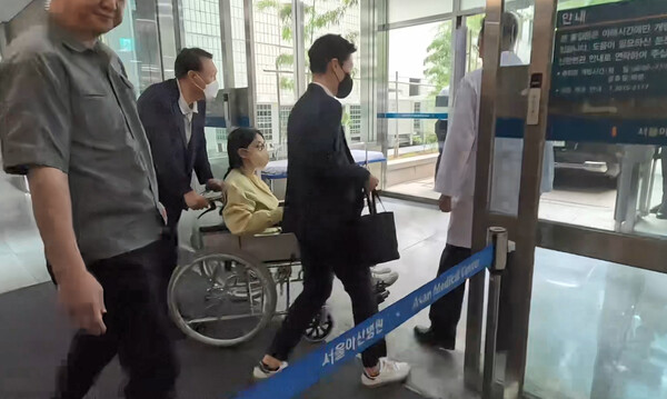 지난 6월 27일 서울아산병원에서 퇴원하고 있는 윤석열 전 대통령의 배우자 김건희 씨.(사진=연합뉴스)