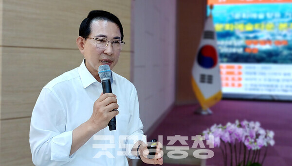 이완섭 서산시장은 1일 “초록광장에 대한 반대는 더 이상 명분이 없다”며 “시민 모두에게 유익한 초록광장을 만들 수 있도록 힘을 모아 주시고 마음과 뜻을 같이해 주셨으면 좋겠다”고 말했다. (굿모닝충청=김갑수 기자)