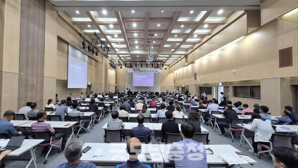 대전·충남 행정통합 민관협의체(민관협, 공동위원장 이창기·정재근)와 충남도의회 행정통합 특별위원회(위원장 신영호), 충남연구원(원장 전희경)이 공동 주최한 주민설명회를 2일 오전 10시부터 공주 아트센터 고마 컨벤션홀에서 개최했다. (사진: 굿모닝충청=노준희 기자)