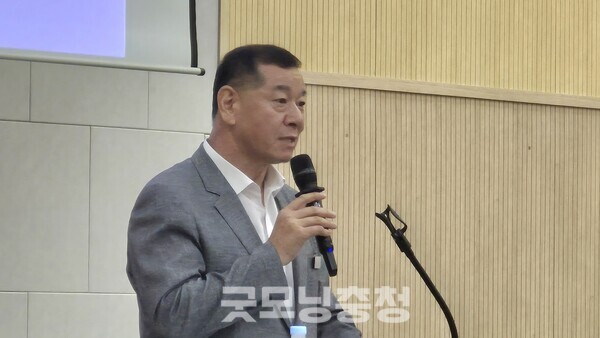 끝까지 남아서 듣던 최원철 시장은 마지막으로 밝힌 주민 주장에 