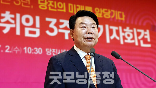 당진항만관광공사에서 새롭게 출범한 당진도시공사(사장 김양수)가 태양광 분야까지 사업 영역을 확대할 예정인 것으로 2일 확인됐다. (2일 취임 3주년 기념 기자회견을 진행 중인 오성환 당진시장/ 굿모닝충청=김갑수 기자)