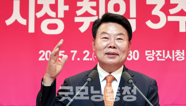 오성환 당진시장이 2일 오전 시청 해나루홀에서 가진 취임 3주년 기자회견에서 서산시와의 격차가 앞으로 벌어질 거라며 자신감을 드러내 눈길을 끌고 있다. (당진시 제공/ 굿모닝충청=김갑수 기자)