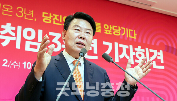 오성환 당진시장이 지역 시만사회단체의 잇따른 문제 제기에 대해 불편한 심기를 드러냈다. 그러면서 오 시장은 또봄면천축제와 호수공원 등 민선8기 역점 사업의 흔들림 없는 추진 입장을 확인했다. (당진시 제공/ 굿모닝충청=김갑수 기자)