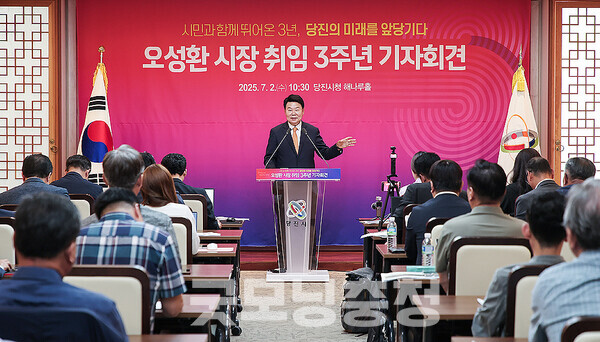 오성환 시장은 “석문·송산·송악 이런 곳은 투자유치가 다 된다. (반면) 남부권에는 되는 게 있나? 면천·순성·합덕 이런 곳이 불쌍하지도 않나?”며 “그걸 살려보자고 하는데 그걸 하지 마라? 이런 사람들이 어디 있나? 있을 수 없다”고 강력 반발했다. (당진시 제공)