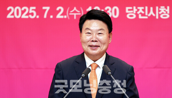 오성환 당진시장은 2일 “부부 공직자가 150쌍이 넘는다. 저도 모르게 가족 관계가 상당히 복잡하다”며 “인사부서가 그런 걸 다 해줘야 한다”고 말했다. (당진시 제공/ 굿모닝충청=김갑수 기자)