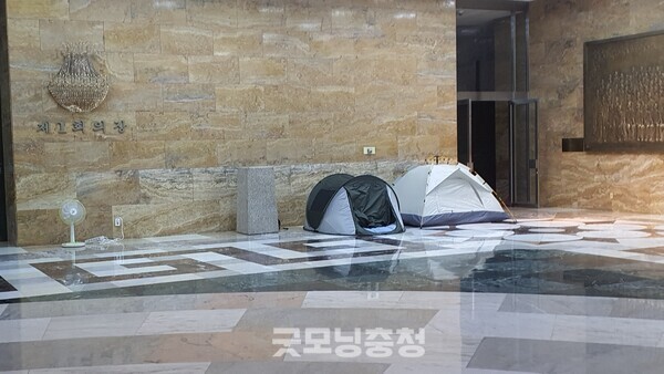 국민의힘 나경원 의원의 '숙식투쟁'을 위해 국회 로텐더홀에 마련한 텐트들.(사진=굿모닝충청 조하준 기자)