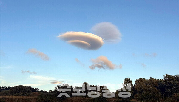충남 홍성군 광천읍 인근에서 미확인비행물체(UFO)를 닮은 구름이 목격돼 화제를 모으고 있다. (정만철 농촌과 자치연구소장 제공/ 굿모닝충청=김갑수 기자)