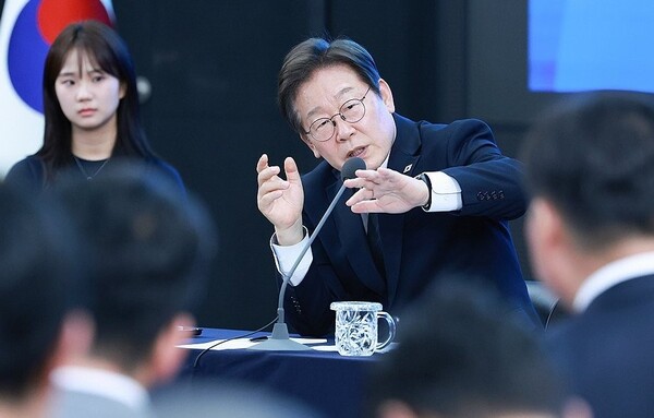 이재명 대통령이 지난달 25일, 광주광역시 국립아시아문화전당에서 '광주시민·전남도민 타운홀미팅'을 하고 있다.(사진:연합뉴스)