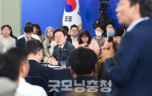 이 대통령은 지난 4일 대전컨벤션센터에서 열린 충청권 타운홀 미팅에 참석했다. 충청권 주민 100여 명과 함께한 이 자리에서 대통령은 직접 질문을 받고, 메모하며 응답하는 형식으로 소통했다. (사진=