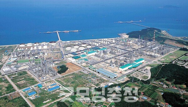 충남도가 서산 대산석유화학단지(대산단지) 입주 기업들의 어려움 극복을 위해 이달 중 산업통상자원부에 ‘산업위기 선제대응지역 지정’ 신청서를 제출할 예정인 것으로 확인됐다. (자료사진: 서산시 제공/굿모닝충청=김갑수 기자)