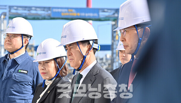 충남도는 지난 1월 23일 대산단지에 있는 HD현대오일뱅크 대회의실에서 ‘2025년 제1차 경제상황 현장 점검회의’를 개최하고 석유화학산업에 대한 대응 전략을 모색했다. (충남도 제공: 김태흠 충남지사와 이완섭 서산시장 등이 관련 시설을 둘러보고 있다)