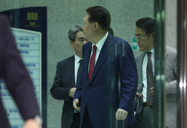 지난 5일 밤 조은석 내란 특검팀의 조사를 마치고 서울고검을 나오고 있는 윤석열 씨의 모습.(사진=연합뉴스)