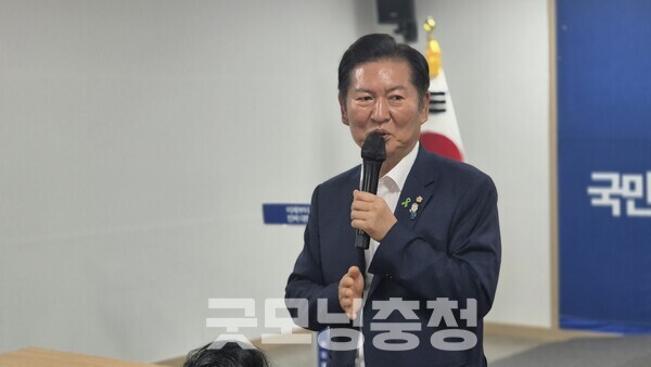 더불어민주당 정청래 국회의원(서울마포을)은 “지금 저를 돕고 있는 국회의원들이 꽤 있다. 텔레그램방에 숨겨놨다”며 “겉으로는 혼자 뛰지만, 속으로는 집단지성으로 움직이고 있다”고 말했다. (사진=굿모닝충청 신성재 기자)