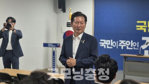 더불어민주당 정청래 국회의원(서울마포을)이 10일 대전에서 열린 당원 간담회에서 “윤석열은 내란을 기도할 당시 국민의힘 소속 당원이었다”며 “향후 특검을 통해 혐의가 드러나고 확정되면, 국민의힘은 헌법재판소에 의해 위헌정당으로 해산돼야 한다”고 주장했다. (사진=굿모닝충청 신성재 기자)