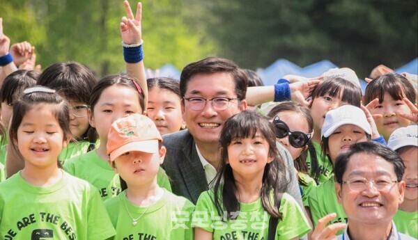 아이들의 건강과 안전을 위해 다양한 정책을 추진중인 윤건영 충북교육감. 사진=충북교육청/굿모닝충청 김종혁 기자