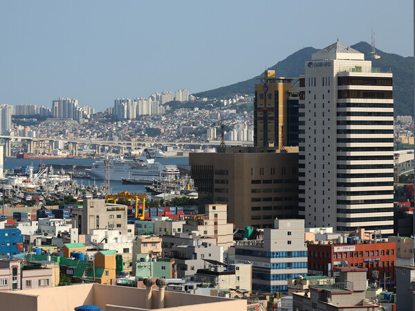 해양수산부가 임차하기로 한 IM빌딩(오른쪽 흰색건물)과 협성타워(왼쪽). 두 건물 모두 부산 1호선 부산진역 인근에 있고 북항 재개발지역과 멀지 않다.(사진=연합뉴스)