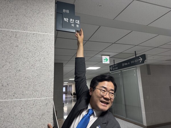 10일 여의도 국회 의원회관에서 인터뷰를 하고 있는 박찬대 더불어민주당 당대표 후보. 이재명 대통령이 의원실로 쓰던 방에 박찬대 의원이라는 이름이 적힌 팻말을 넣고 있다. 2025.7.11. 조하준 굿모닝충청 기자