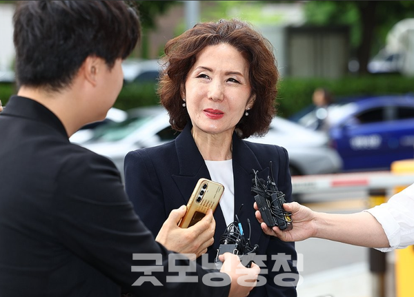 이진숙 사회부총리 겸 교육부 장관 후보자가 지난달 30일 오전 서울 여의도 한국교육시설안전원에 마련된 인사청문회 준비 사무실로 출근하며 취재진의 질문을 듣고 있다. (사진=연합뉴스 제공)