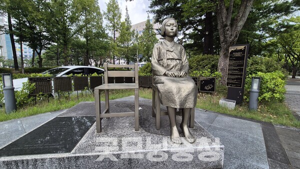 그리고 그 질문은 자연스럽게, 대전 시청 북문 앞 보라매공원에 앉아 있는 한 소녀의 침묵으로 이어진다. (사진=굿모닝충청 신성재 기자)