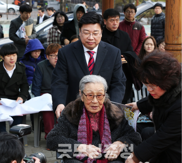 대전 평화의 소녀상 제막식에서 김복동 할머니를 모시고 입장하는 권선택 당시 대전시장(사진=대전시 자료사진)