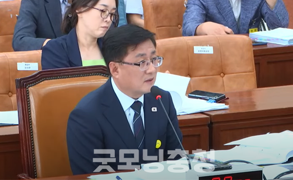 김 후보자는 이날 더불어민주당 박해철 의원(경기안산병)의 관련 질의에 “신규 댐 건설이 꼭 필요한지, 주민의 반발은 없는지 등을 정밀하게 재검토하겠다”며 “꼭 필요하면 추진하고 그렇지 않은 건 양해를 구한 뒤 중단하겠다”고 말했다. (사진=중계화면 갈무리/굿모닝충청=이종현 기자)