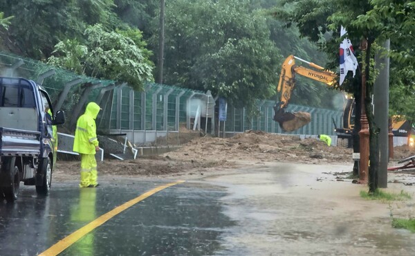 대전과 충남지역에 내린 집중 호우로 일반 열차 운행이 일부 중단됐다. 사진은 토사 유출로 도로가 통제되고 있는 예산읍 현장(사진:굿모닝충청 이종현기자)