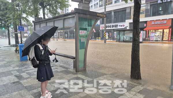 충남지역에 최대 400mm가 넘는 집중호우가 내린 가운데, 5개 시·군 총 483교에 대한 휴업령이 발령됐다. (굿모닝충청=채원상 기자)