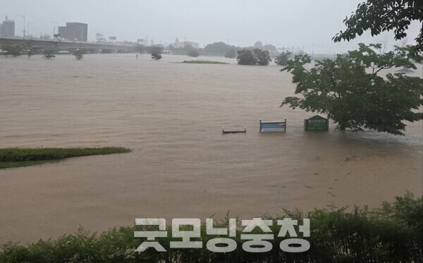 예산군 무한천 예산대교. (사진=굿모닝충청 이종현 기자)