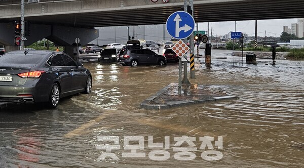 충남 천안시 성환읍 메주리 도로 침수. (사진=굿모닝충청 채원상 기자)