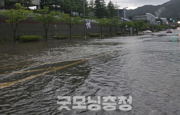 내포신도시 충남도청 앞 도로 침수. (사진=굿모닝충청 이종현 기자)