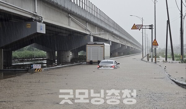 천안시 성환읍 메주리 도로 차량 침수 현장. (사진=굿모닝충청 채원상 기자)
