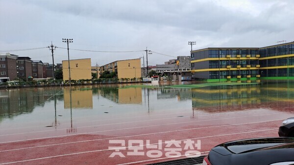 중부지방에 내리는 집중호우로 초중고에도 직접적인 피해가 속출하자 충남교육청은 17일 오전 7시 35분경 예산·아산·서산·당진 등 충남 일부지역 초중고와 특수학교에 휴교령을 발령했다. 아산둔포초 모습 (사진: 충남교육청 제공/굿모닝충청=노준희 기자)