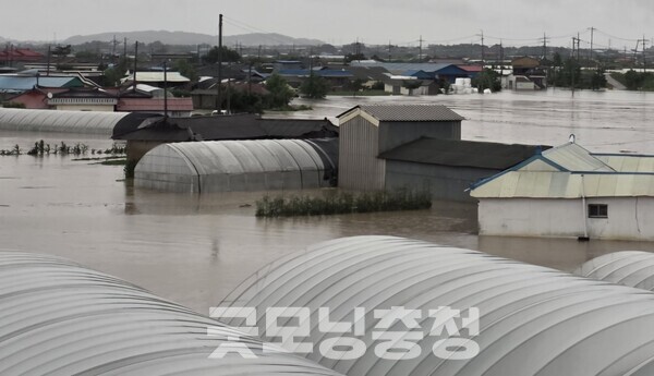 충남 예산군에 밤사이 시간당 50mm가 넘는 폭우가 쏟아진 가운데, 17일 오전 9시 50분 현재는 잠시 소강 상태를 보이고 있다. (삽교읍 주택 침수 현장. 사진=굿모닝충청 이종현 기자)