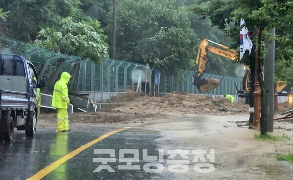 예산에는 오전 4시 30분을 기해 산사태 경보가 발령됐다. 일부 도로는 토사 유출로 통제 중이다. (예산읍에서 예땅저수지로 가는 도로. 사진=굿모닝충청 이종현 기자)