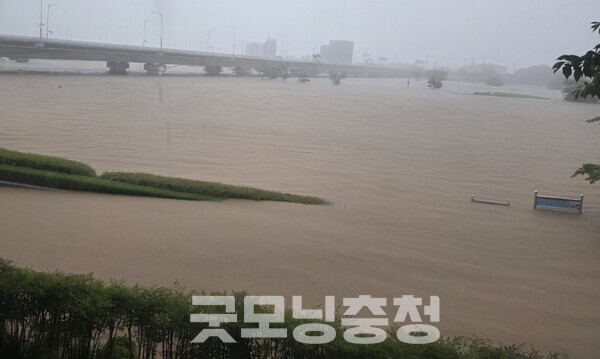 예산읍 예산대교, 신양천 서계양교 등에는 홍수 심각단계가 발령됐다. (사진=굿모닝충청 이종현 기자)