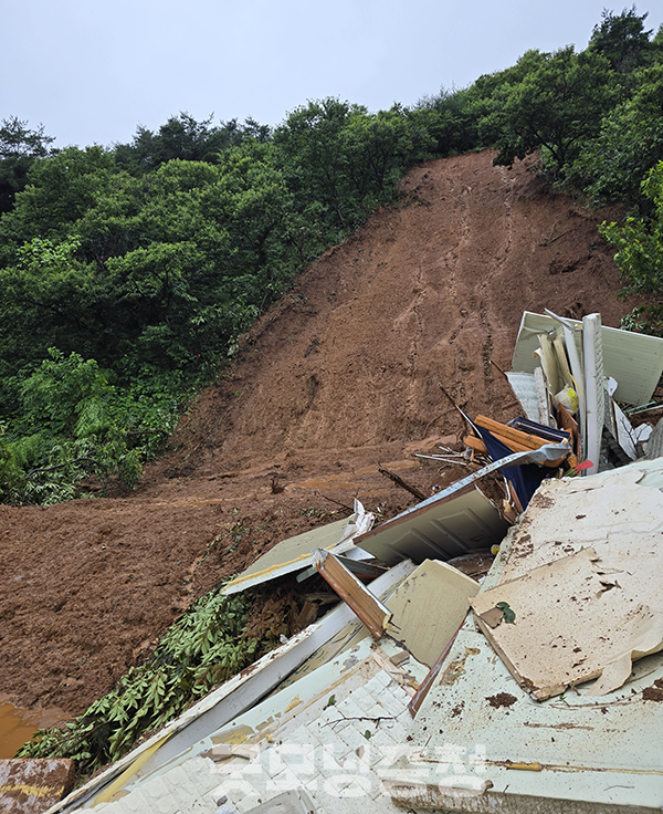 충남 청양군에서 산사태가 발생, 2명이 매몰됐지만 다행히 구조됐다. (사진=청양군 제공/굿모닝충청=이종현 기자)
