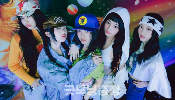  5세대 걸그룹으로 획기적인 전환을 이뤄낸 뉴진스가 더 이상 활발한 행보를 하지 못하게 되었으니 통탄할 노릇이었다. (사진: 뉴진스 홈/굿모닝충청=노준희 기자